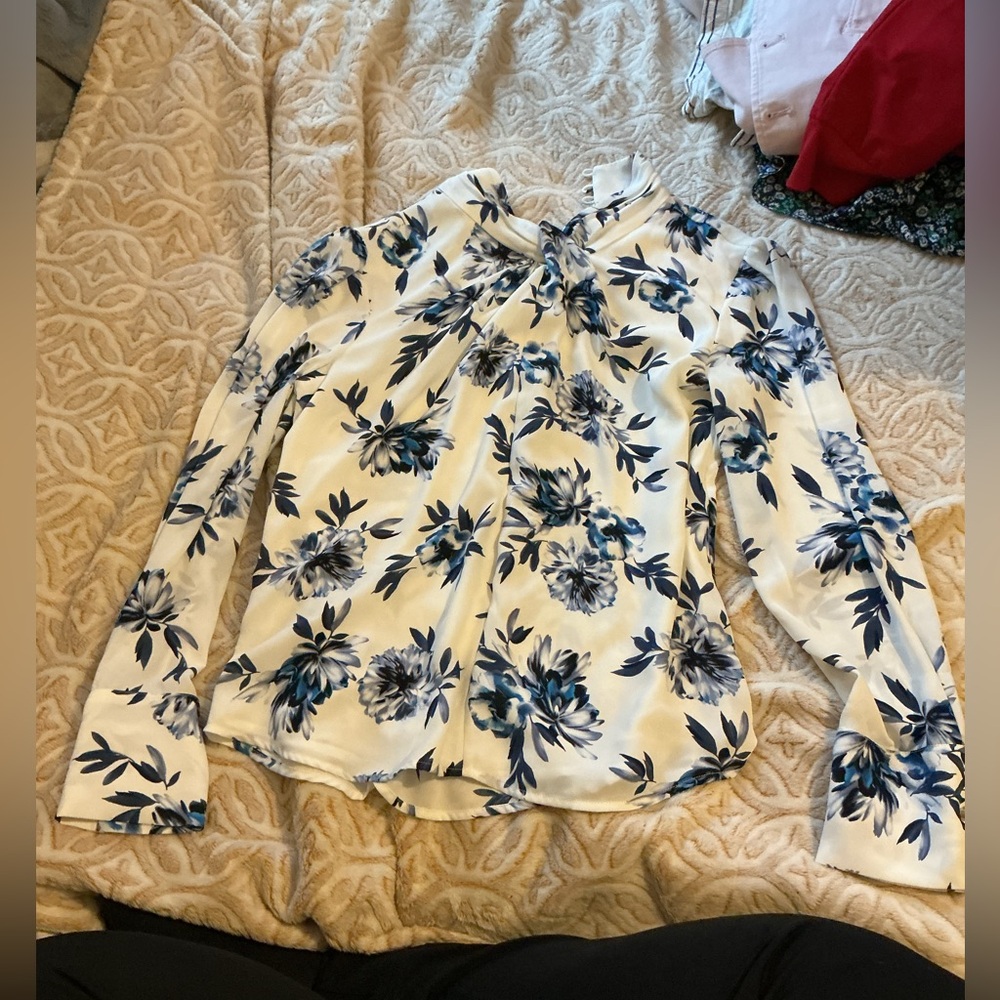 White House Black Market Floral Knot Neck Blouse Size 2 Blue White NWT